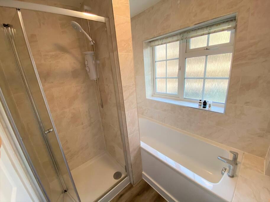 Ferienwohnung Redhill Town Centre 3 Bed House Near Gatwick Airport, Easy Commute To London Exterior foto